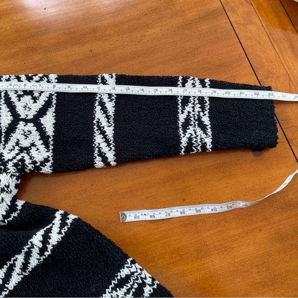 Yarnworks Black and White polyester and acrylic Sweater. Size Medium. - Picture 7 of 11